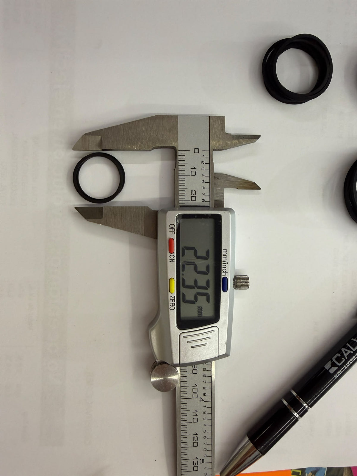 Correa de transmisión medida con calibre digital que indica 22,35 mm