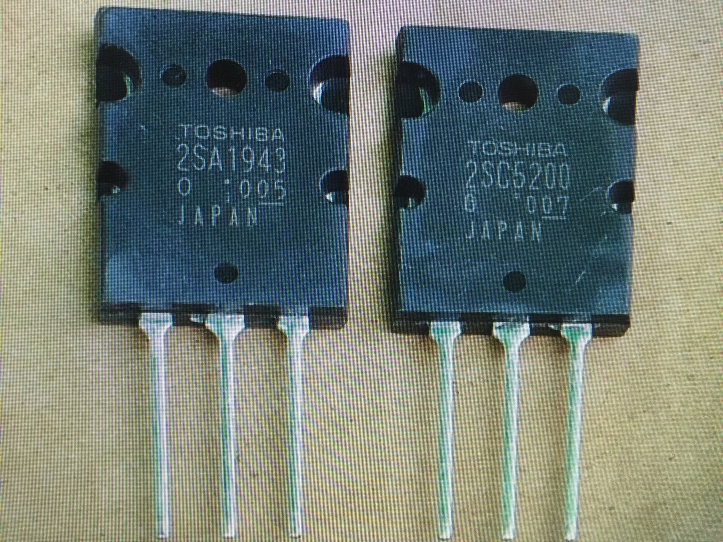 Transistores 2SC5200 y 2SA1943