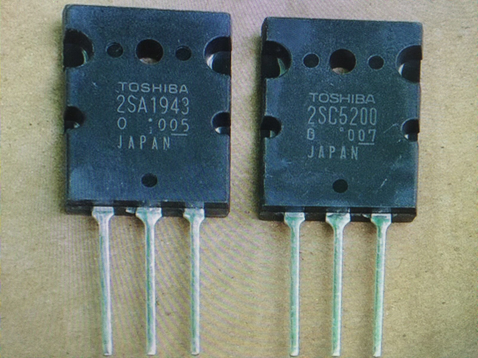 Transistores 2SC5200 y 2SA1943