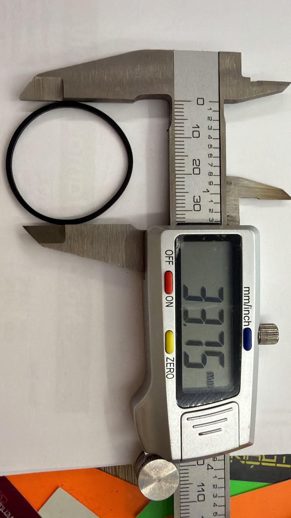 Correa de transmisión con calibre digital que indica 33,75 mm