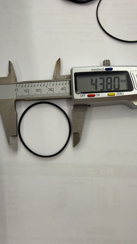 Correa de transmisión medida con calibre digital que indica 43,80 mm