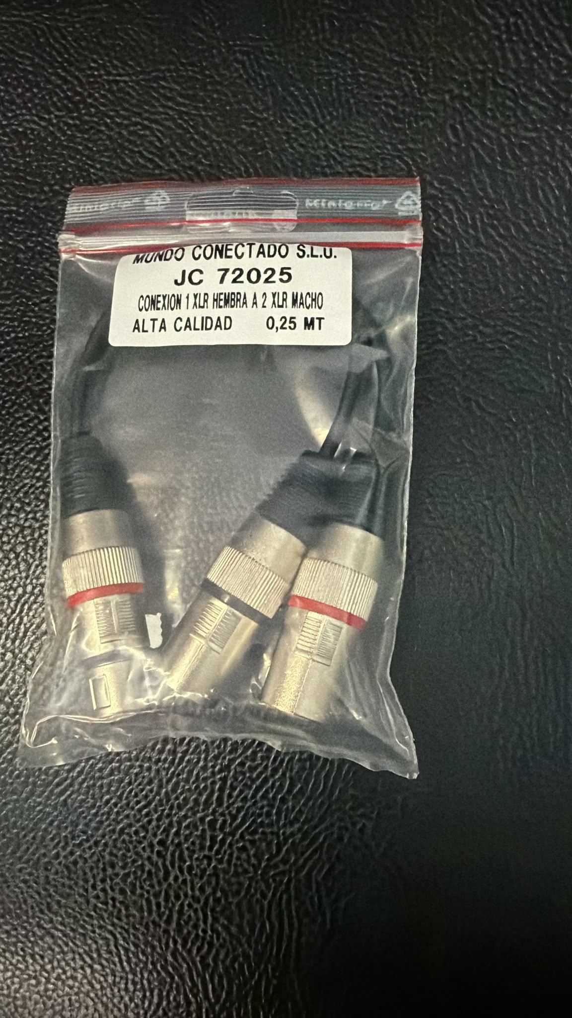 Cable Mundo Conectado JC72025 en su bolsa con etiqueta de referencia y longitud de 0,25 m
