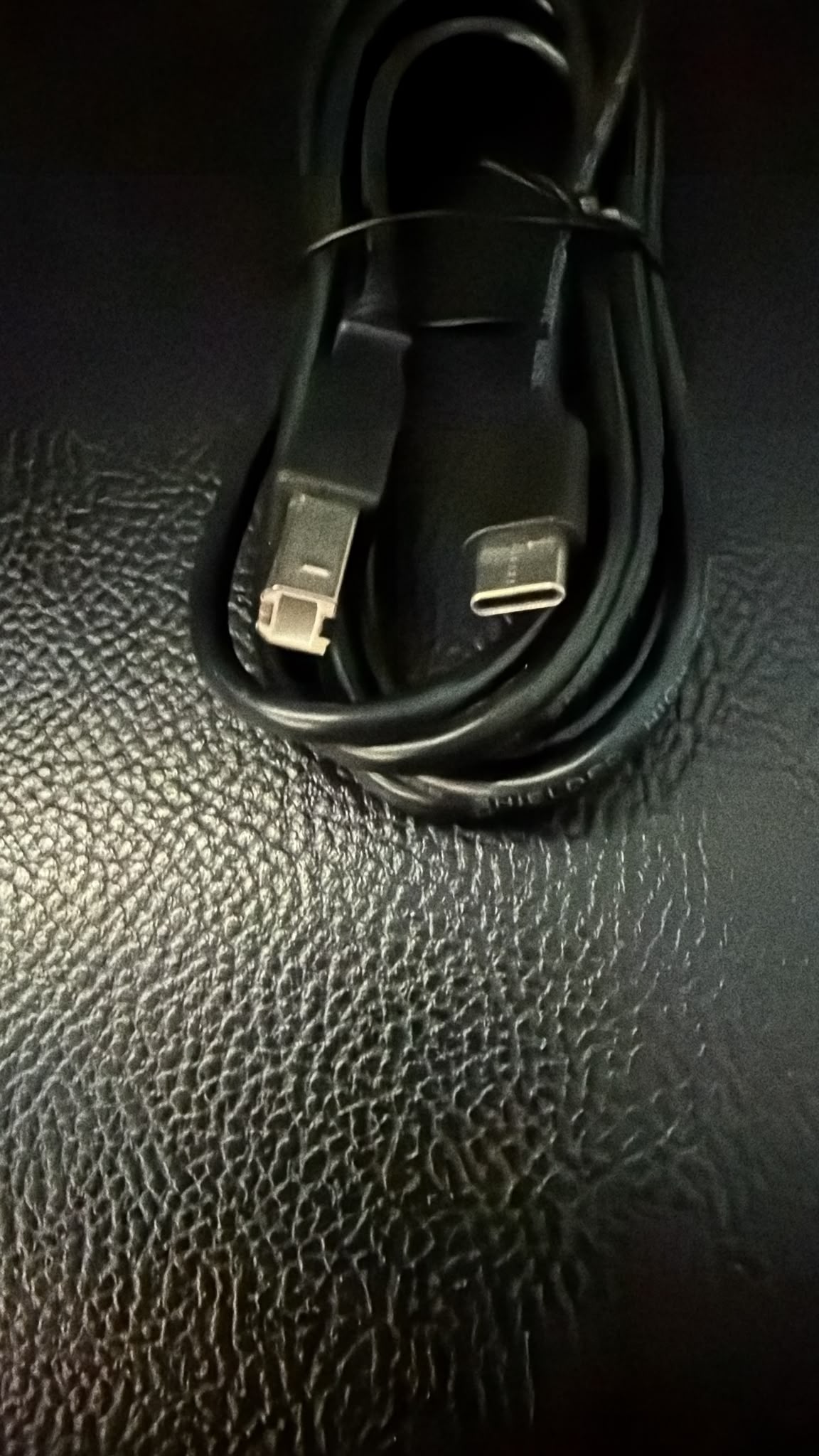 Cable UNICO CB2078 fuera del envase, detalle de los conectores USB-C y USB-B