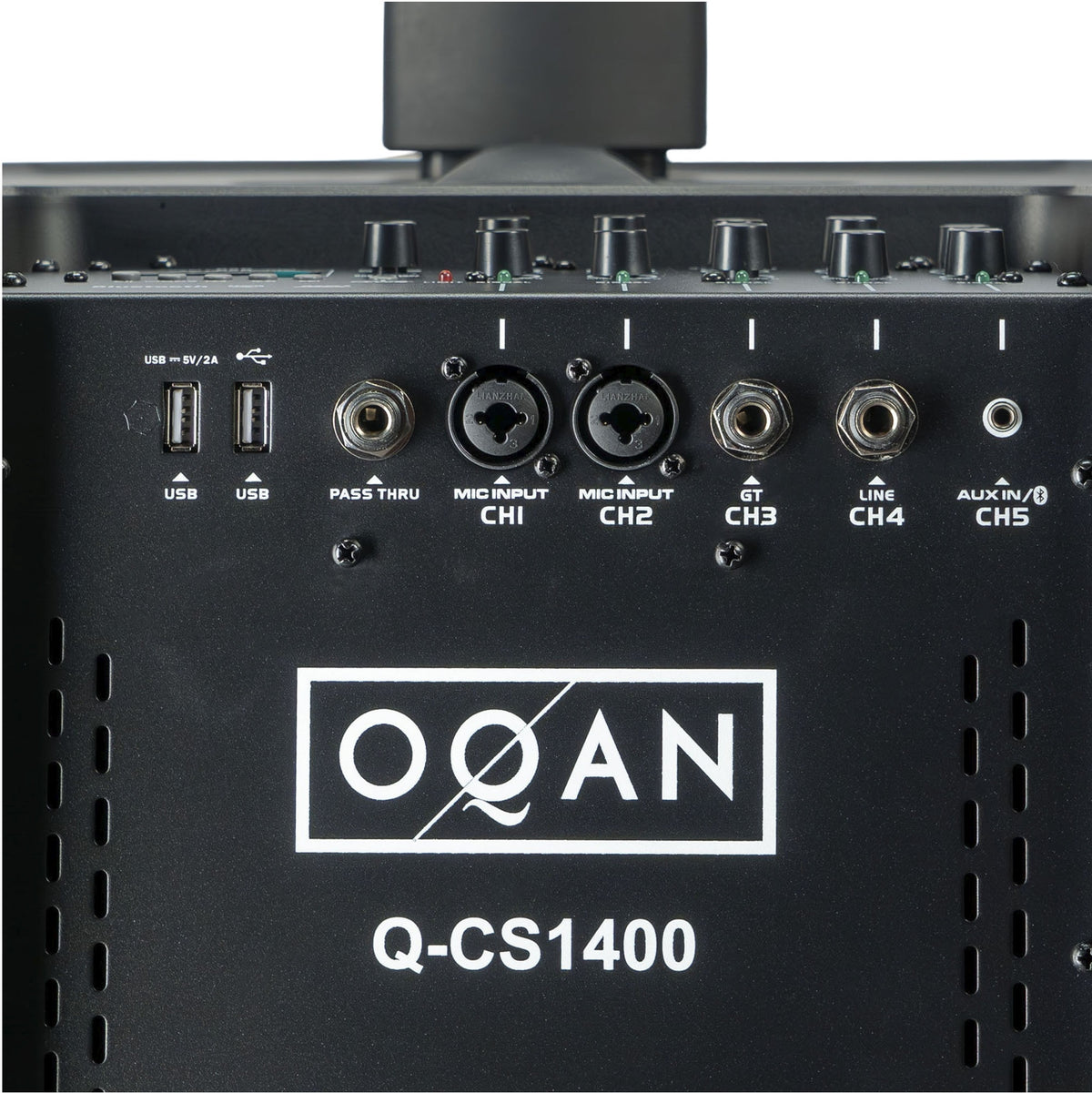 Conexiones del OQAN Q-CS1400 con entradas combo, guitarra, línea, AUX y puertos USB
